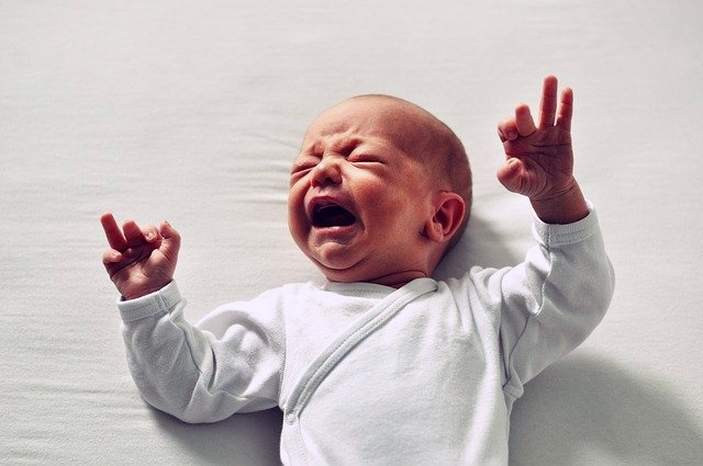 Moro-Reflex bei einem Neugeborenen